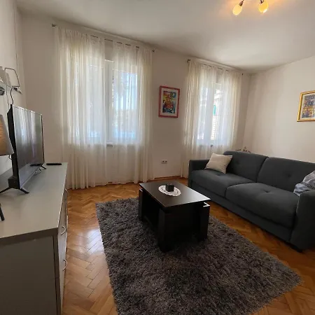 Old Town Seafront Apartment *